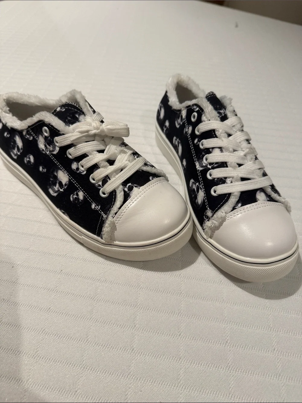Women’s New  Black & White Skull Print Lace-Up Sneakers